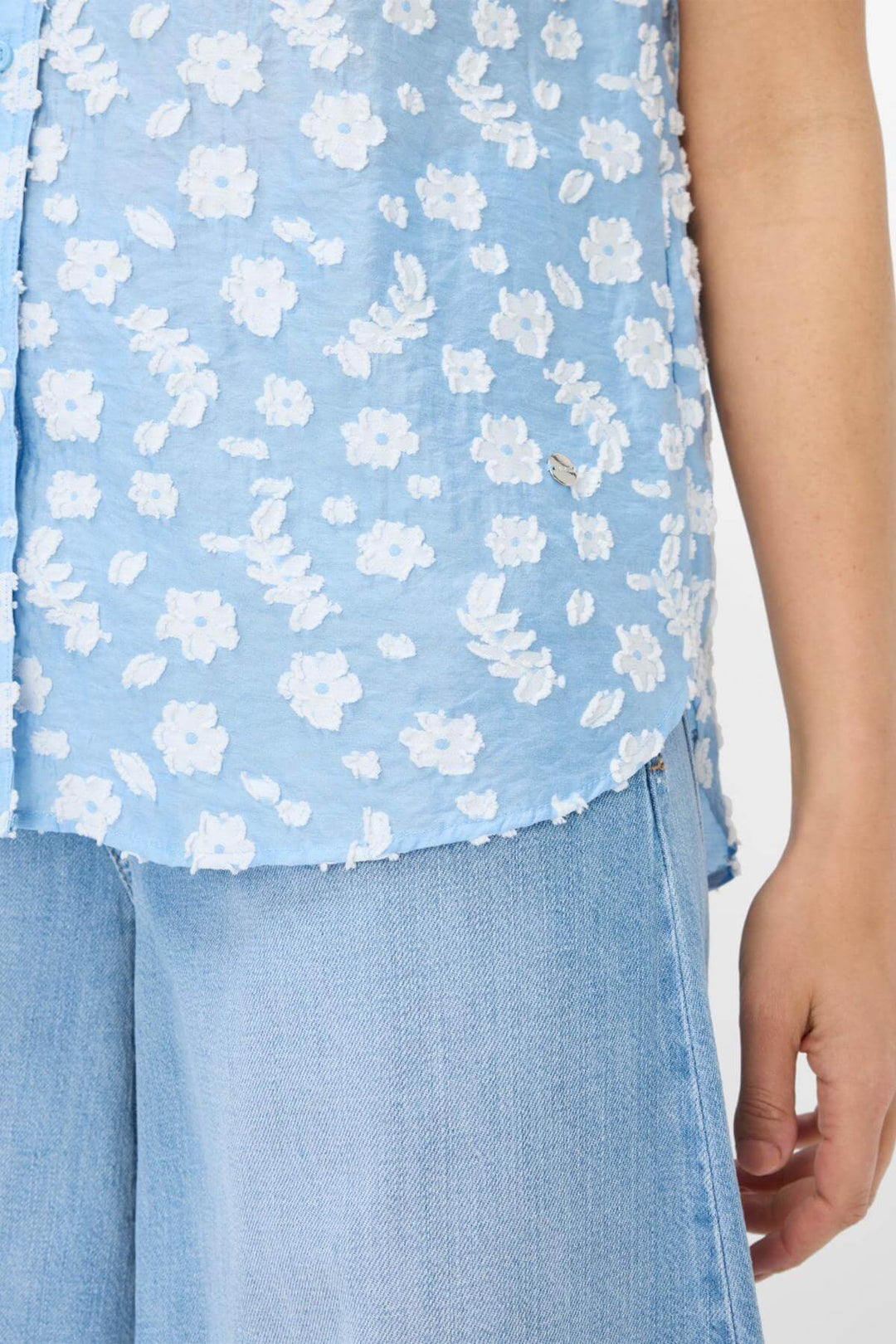 Blouse VIV en tissu léger bleu avec motifs floraux blancs et détails élégants pour une tenue d&