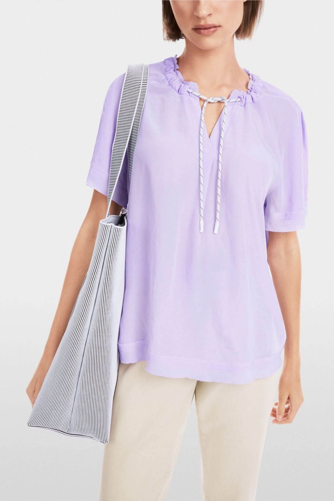 Blouse violet avec col fendu, cordon de serrage et manches courtes, pour un look décontracté et élégant.