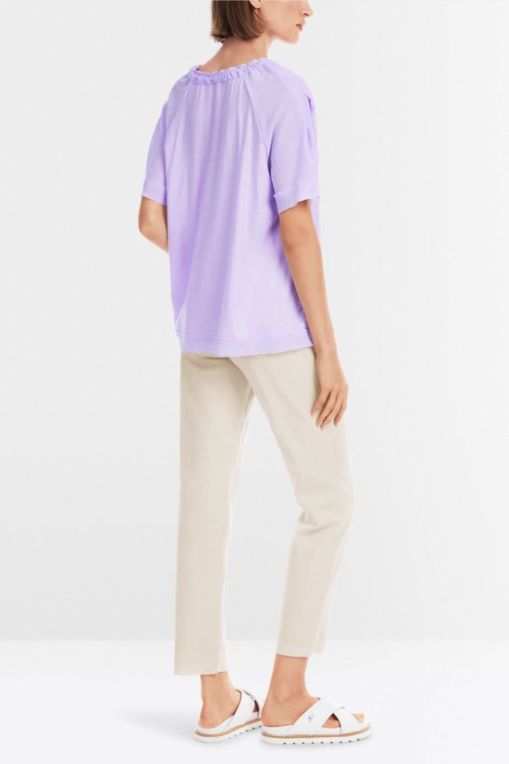 Blouse avec cordon lilas, coupe ample, dos froncé, look décontracté et élégant.