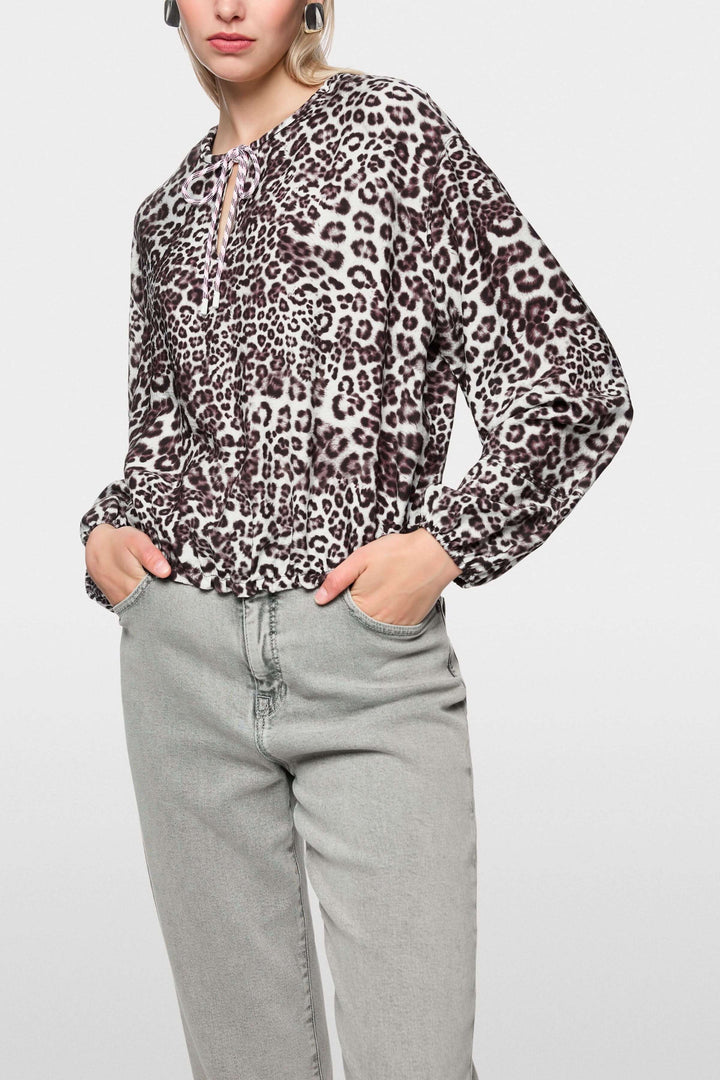 Blouse avec imprimé léopard moderne avec encolure en V et cordon de serrage, coupe ample et détails ajustables pour élégance sportive.