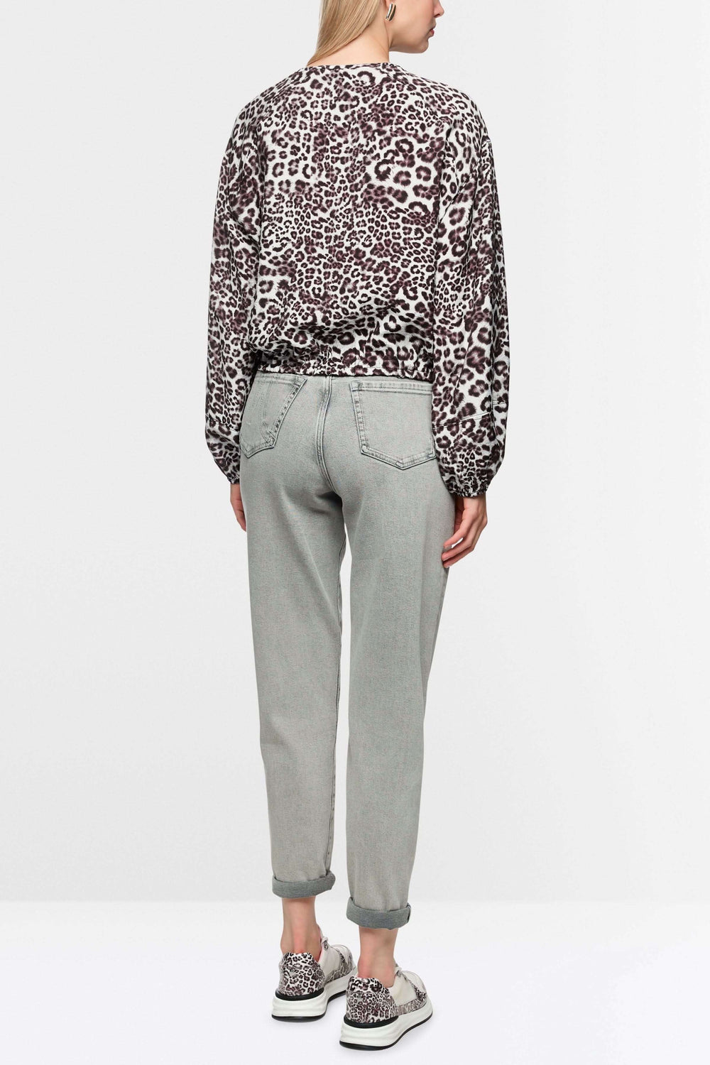 Blouse avec imprimé léopard moderne et ample, vue de dos, avec élastiques à l'ourlet pour ajustement personnalisé, idéal pour toutes occasions.