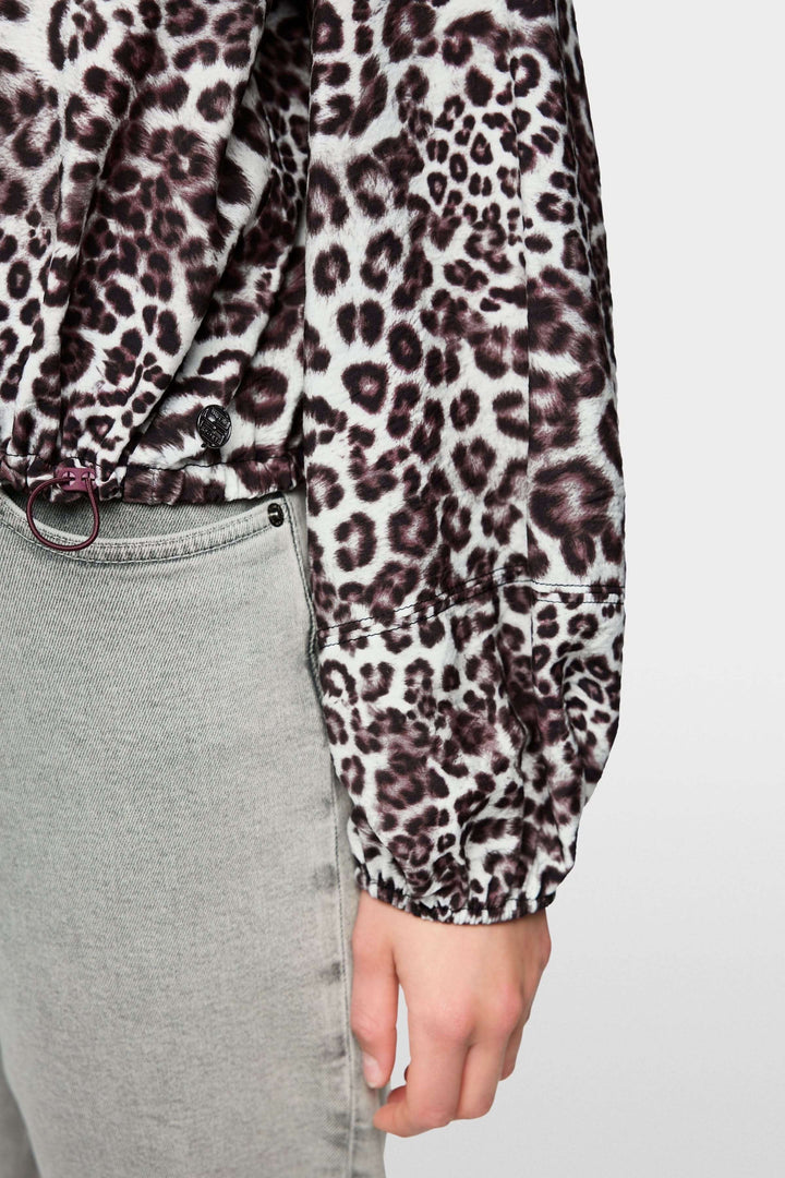 Blouse avec imprimé léopard, ample et moderne avec élastiques intégrés pour ajustement, vue de côté sur une manche.