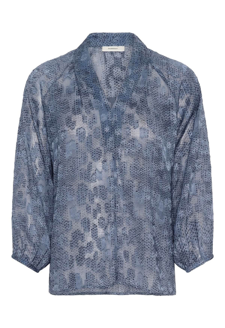 Blouse à col V et manches 3/4 en tissu léger, motif bleu, coupe décontractée et féminine.