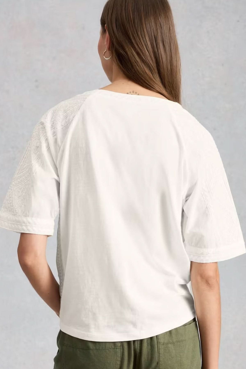 Vue arrière de la Blouse à col rond brodé avec ourlet à nœud, manches courtes et coupe ample, idéale pour un look quotidien décontracté.