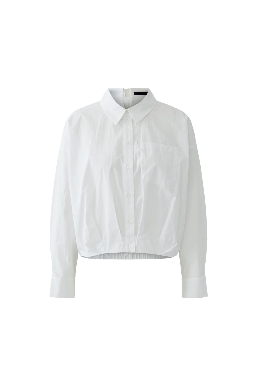 Blouse coupe moderne blanche avec col chemise classique et base élastiquée, allure épurée et détails minimalistes, idéales pour le bureau.