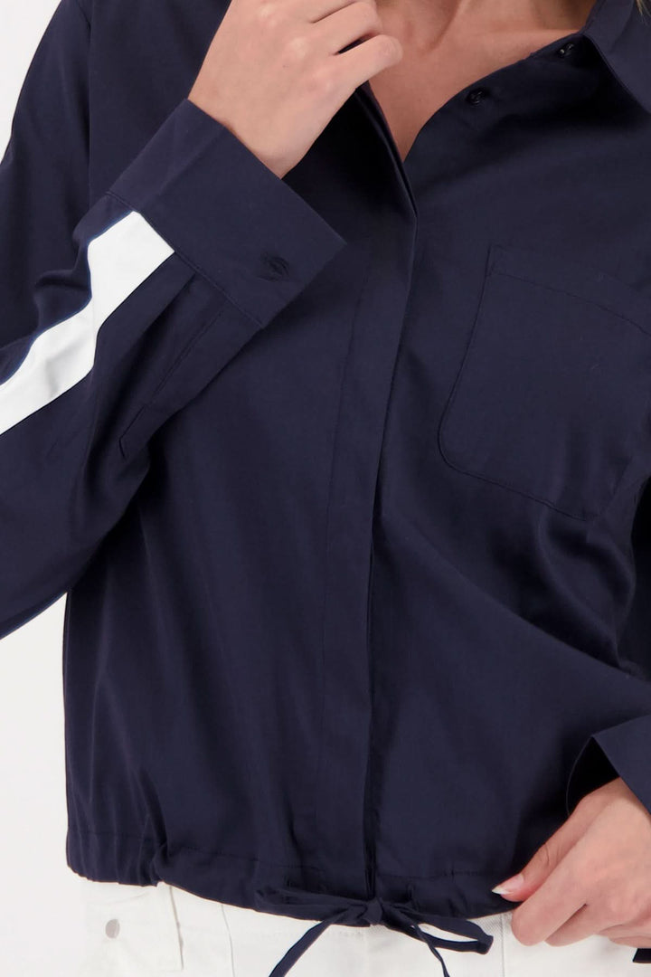 Blouse courte à cordon ajustable avec col chemise classique et poche poitrine, idéale pour un look moderne et décontracté.