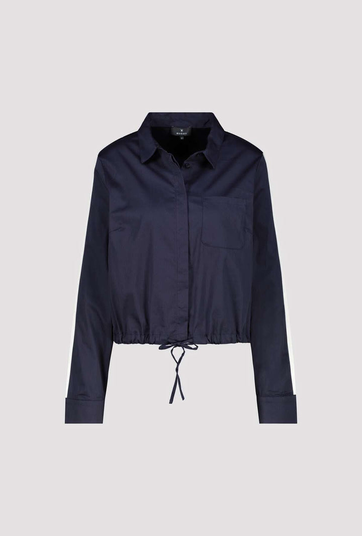 Blouse courte à cordon ajustable en tissu foncé, coupe moderne avec col chemise classique et fermeture boutonnée.