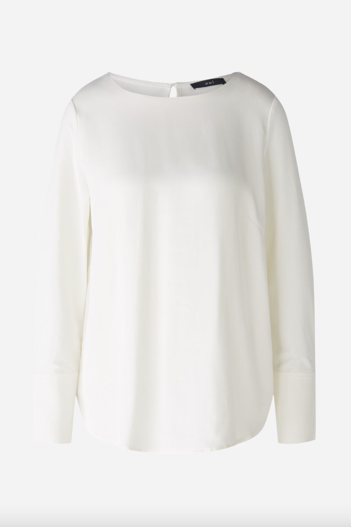 Blouse décontractée en satin blanc, col rond, coupe légèrement plus longue, élégante et confortable pour un look chic.