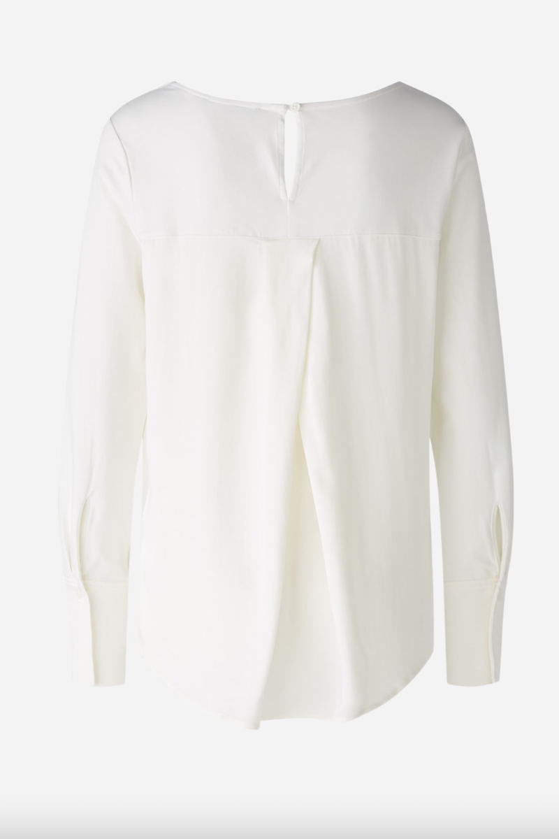 Chemise décontractée blanche en satin avec col rond et coupe légèrement plus longue, vue arrière.