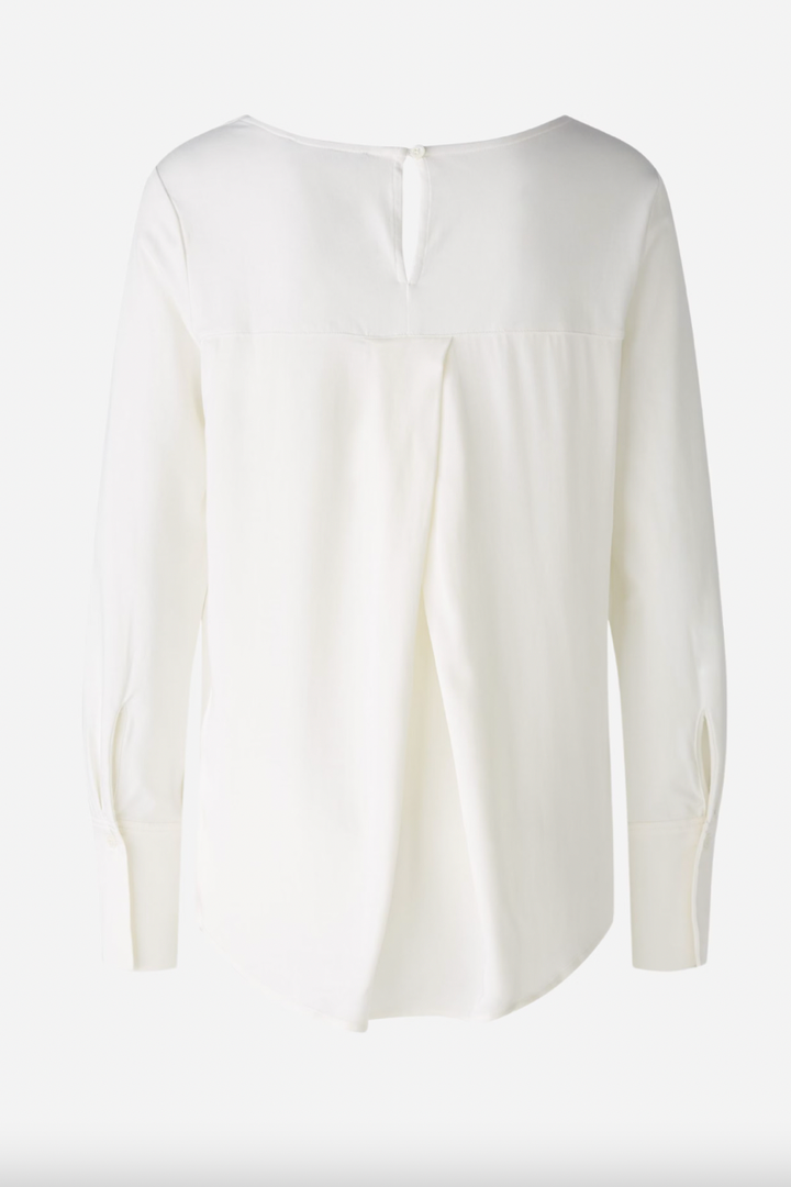 Chemise décontractée blanche en satin avec col rond et coupe légèrement plus longue, vue arrière.