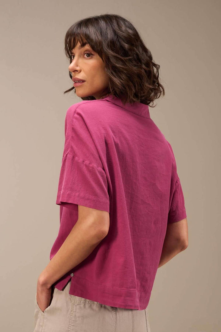 Blouse en coton biologique courte et ample, col chemise, couleur rose, style décontracté et léger.