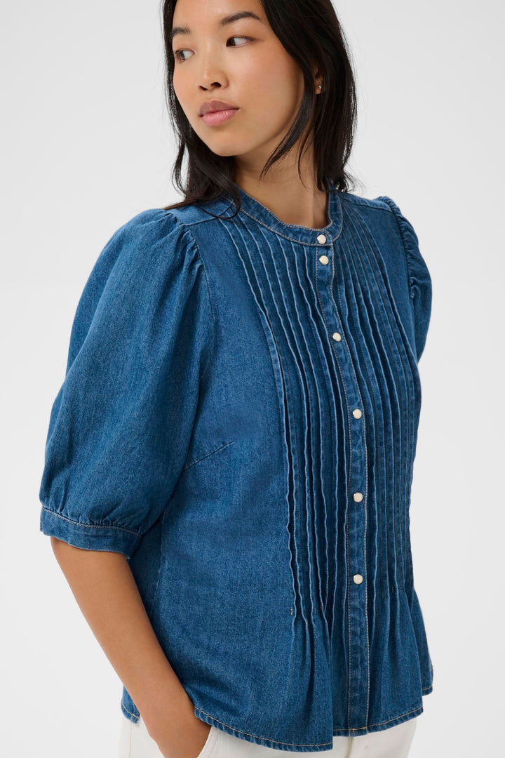 Blouse en denim Alesia avec plis décoratifs à l'avant, coupe évasée et encolure arrondie, idéale pour un look moderne.