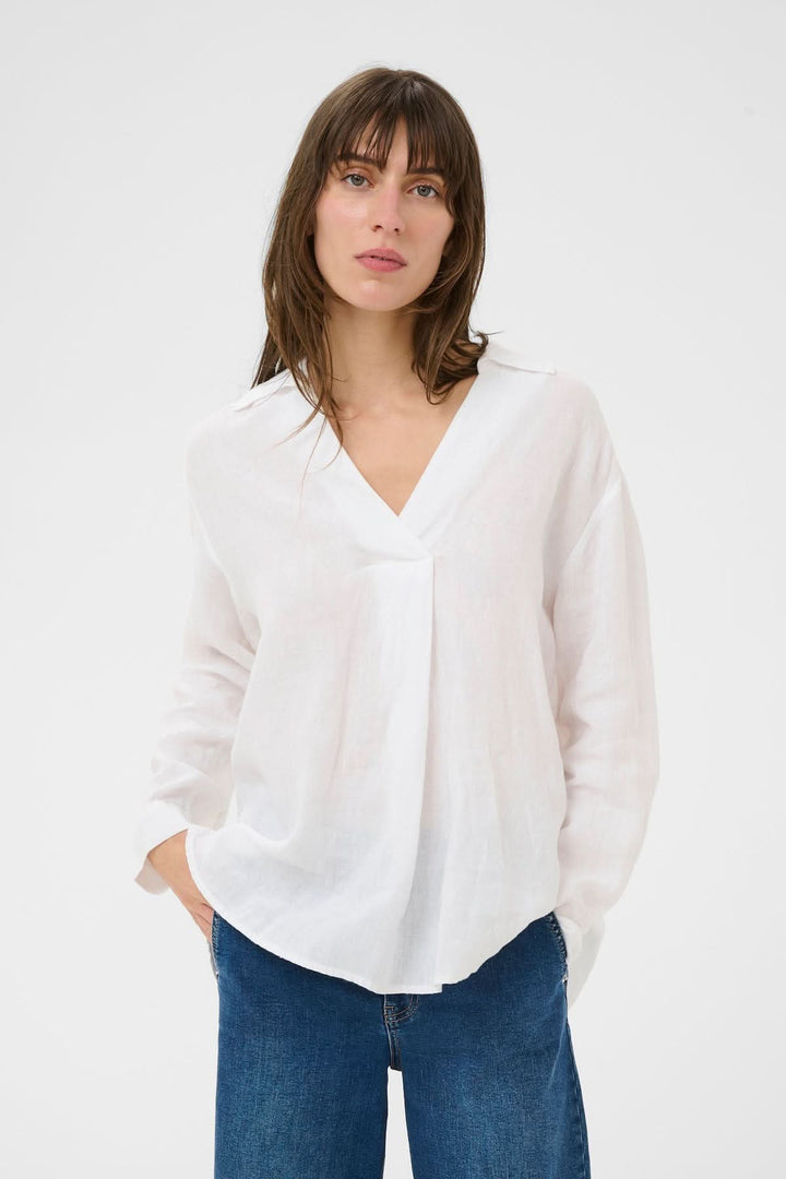 Blouse en lin Ayo, chemisier fluide à encolure en V et coupe droite, idéal pour un look féminin et élégant.