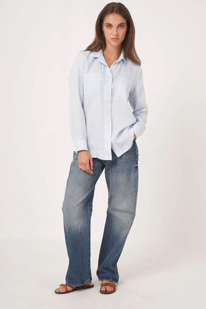 Blouse en lin fluide avec coupe droite, col classique et manches longues pour un style décontracté et intemporel.