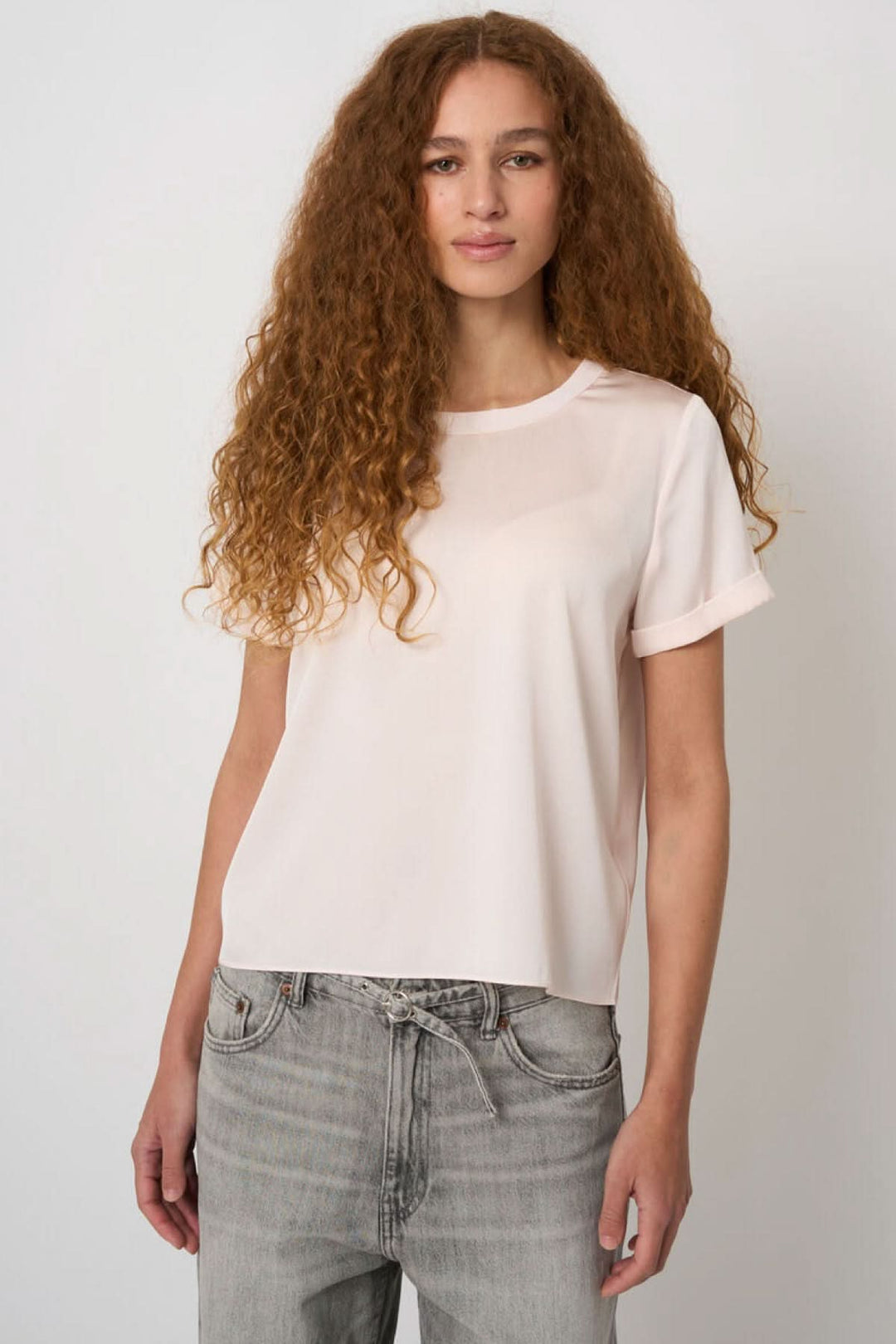 Blouse en soie extensible avec manches courtes à revers et encolure ronde, alliant élégance et confort pour un style chic décontracté.