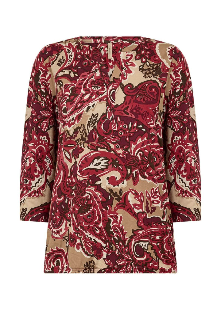 Blouse encolure en V à motif floral rouge et beige, manches 3/4, sans col ni boutons, look féminin et léger.