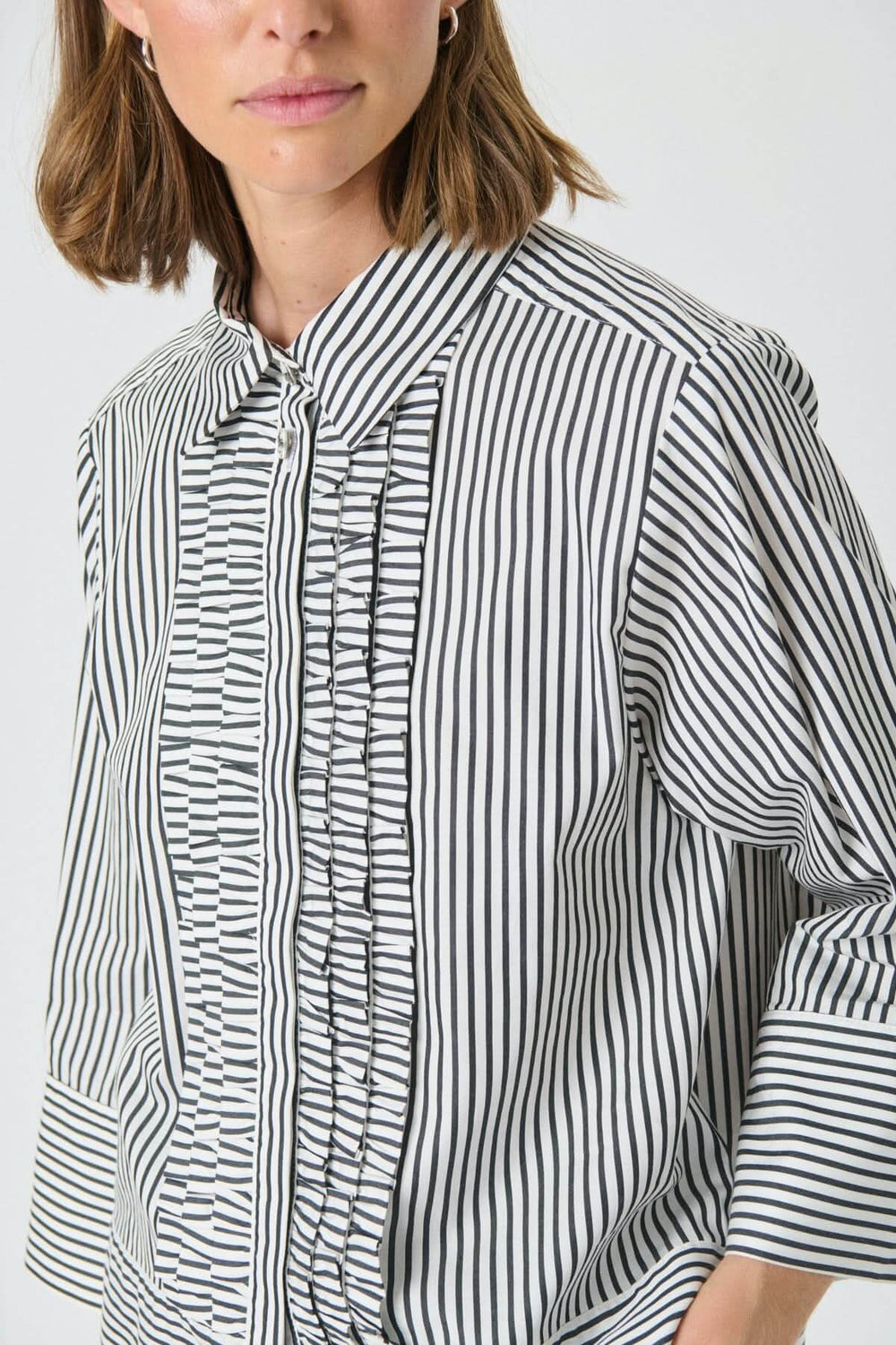 Blouse à fines rayures Vinny avec col classique et volants, idéal pour un style chic-décontracté.