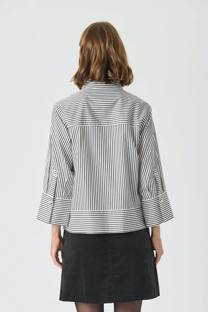 Blouse à fines rayures Vinny avec col classique et manches amples, vue de dos, style chic-décontracté pour femme.
