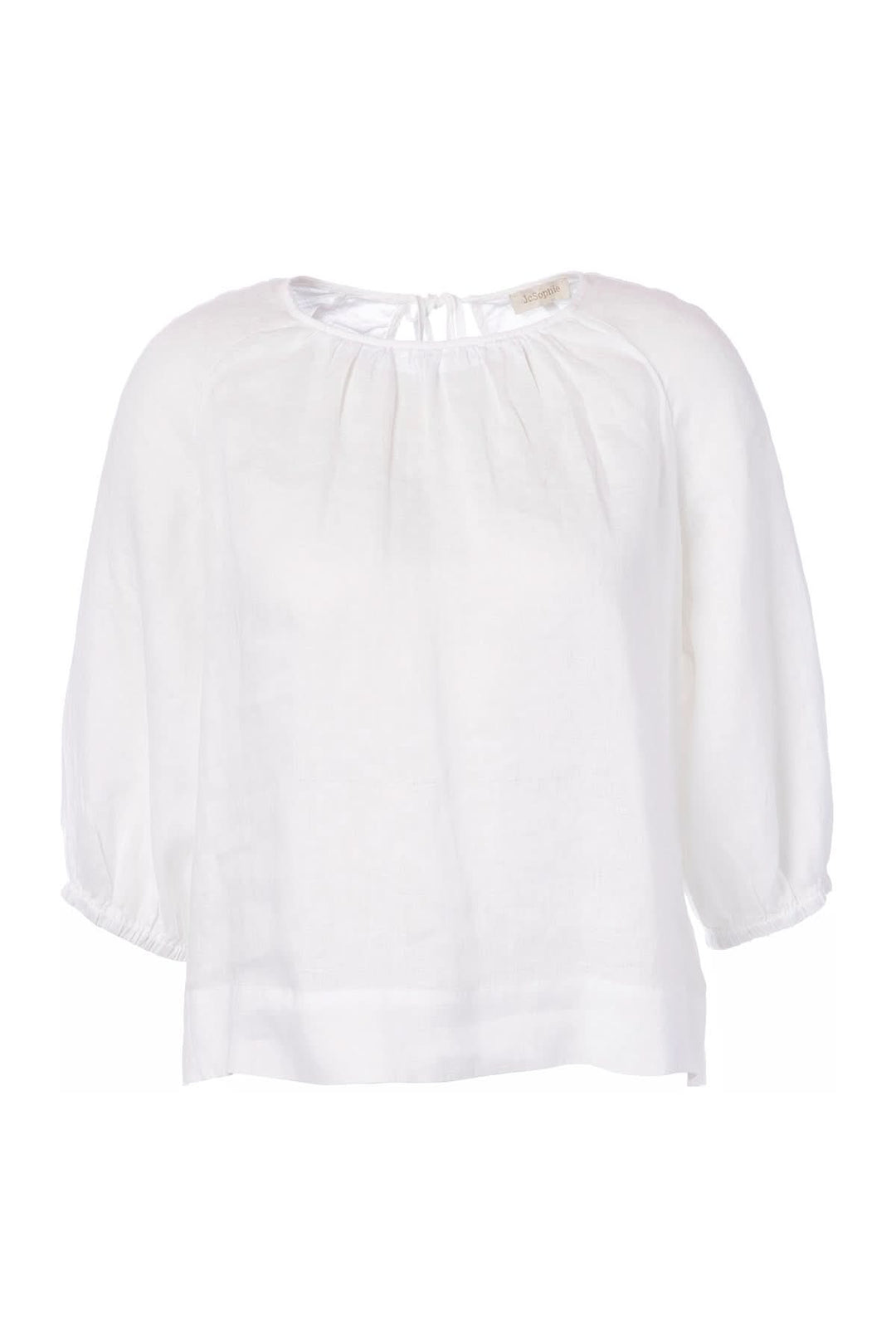 Blouse fluide blanche avec encolure froncée, idéale pour un look chic et décontracté, à associer avec divers styles vestimentaires.