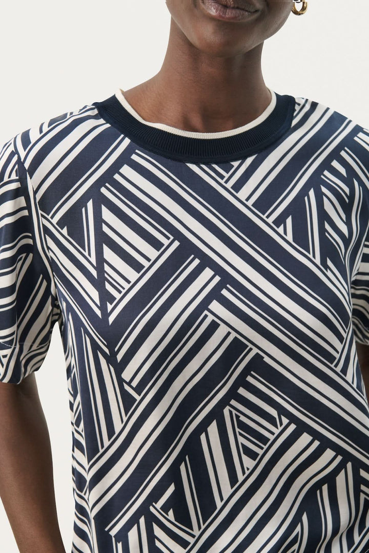 Blouse fluide Nadenae featuring a geometric navy and white striped design, with a relaxed fit and comfortable fabric.