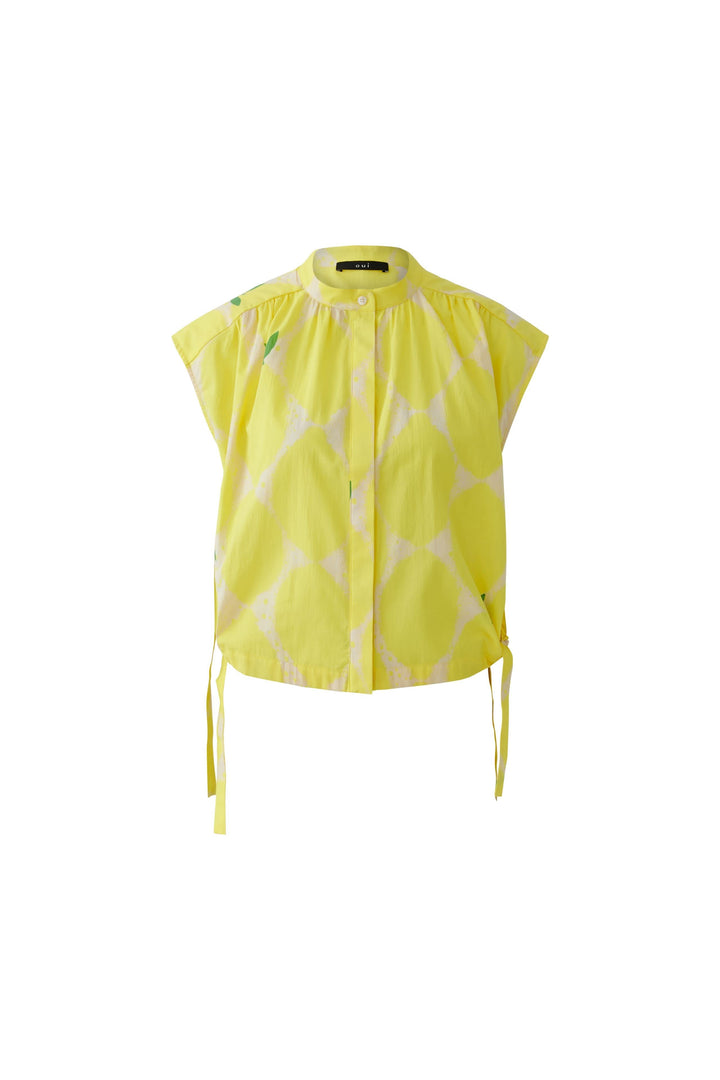 Blouse fluide à col montant jaune avec épaules découvertes et fronces, idéale pour un look élégant et décontracté.