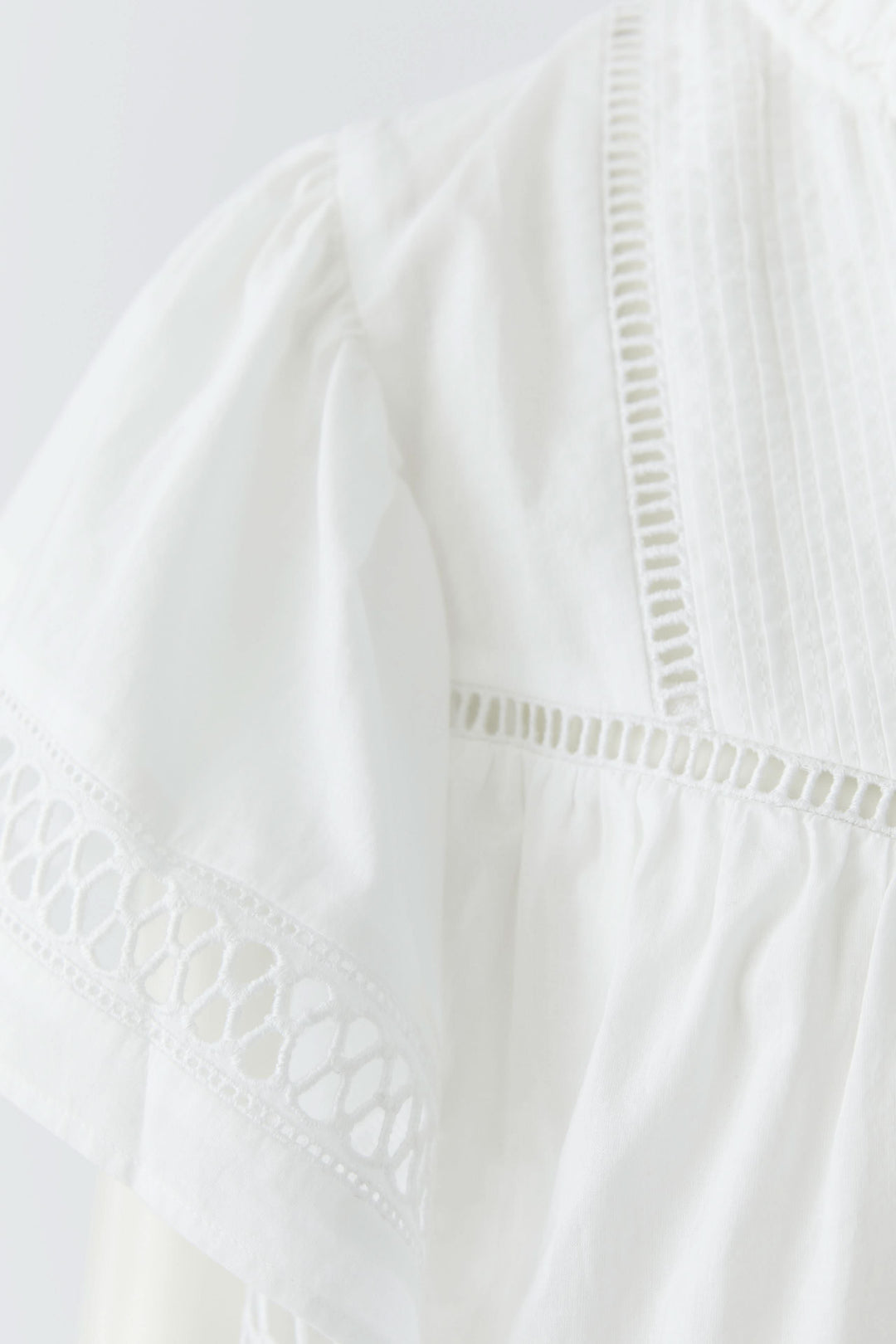 Blouse fluide à détails ajourés