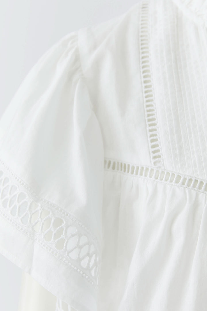 Blouse fluide à détails ajourés