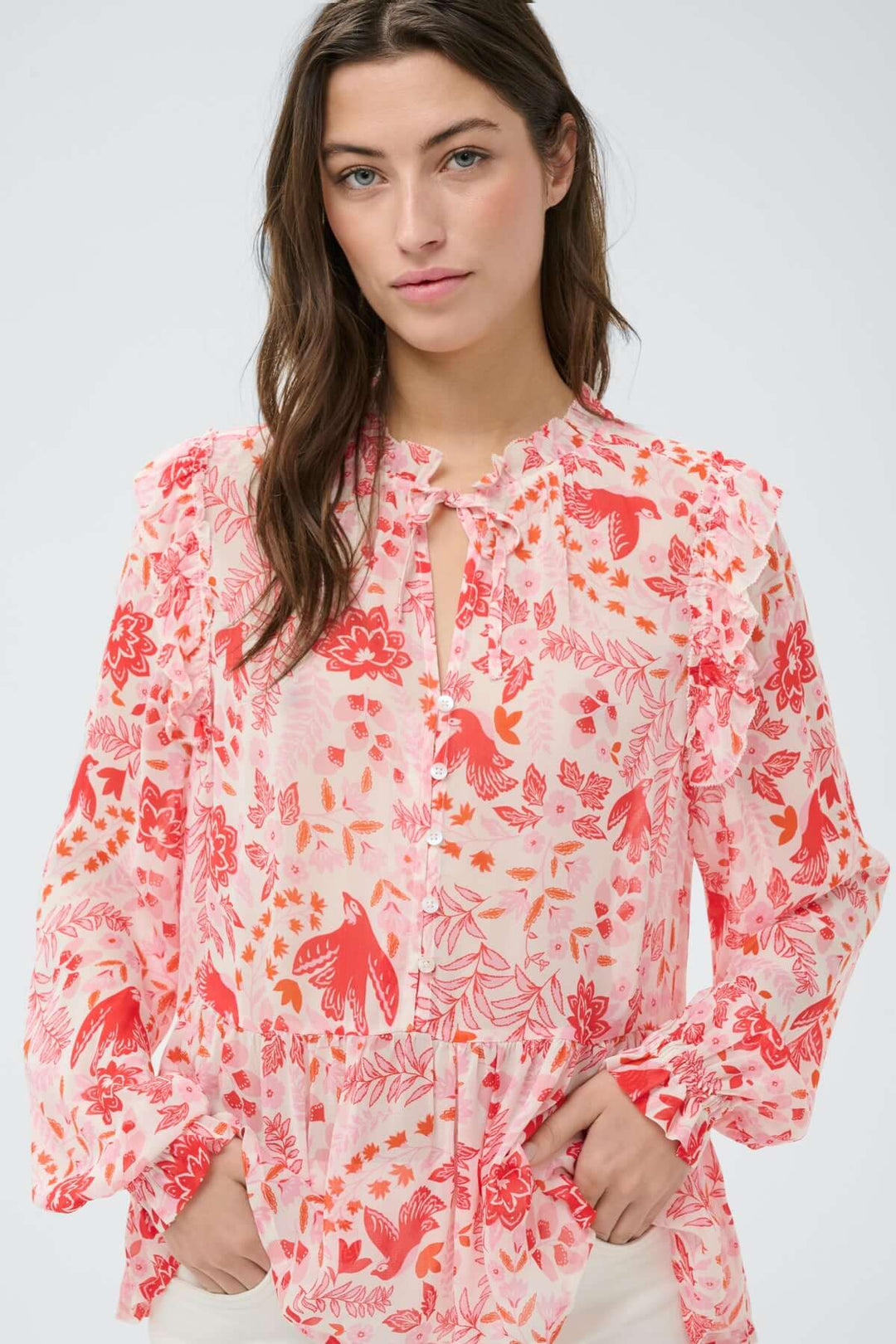 Blouse fluide à encolure fendue Alfrida avec imprimé délicat et silhouette légère, portée par une femme.