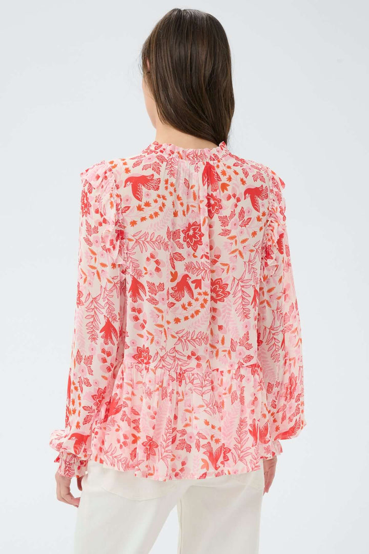 Vue arrière de la Blouse fluide à encolure fendue Alfrida avec imprimé délicat floral, coupe légèrement évasée et tissu fluide rose.