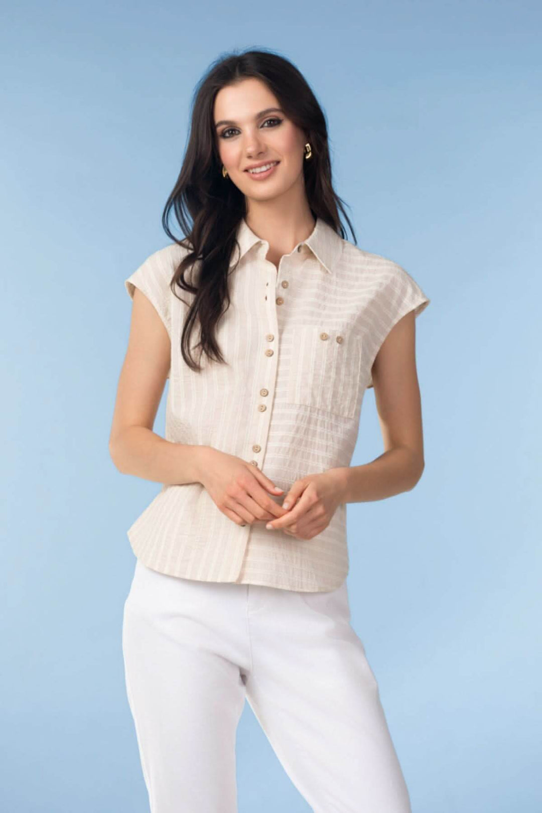 Femme portant une blouse fluide à fines rayures, élégante et confortable, idéal pour un look moderne et raffiné.