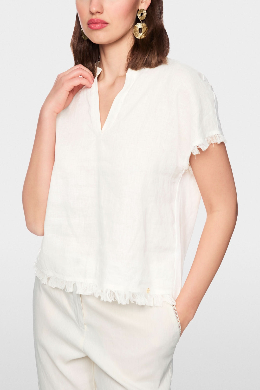 Blouse fluide à finitions effilochées encolure en V ouverte manches courtes style léger et aérien pour saison chaude