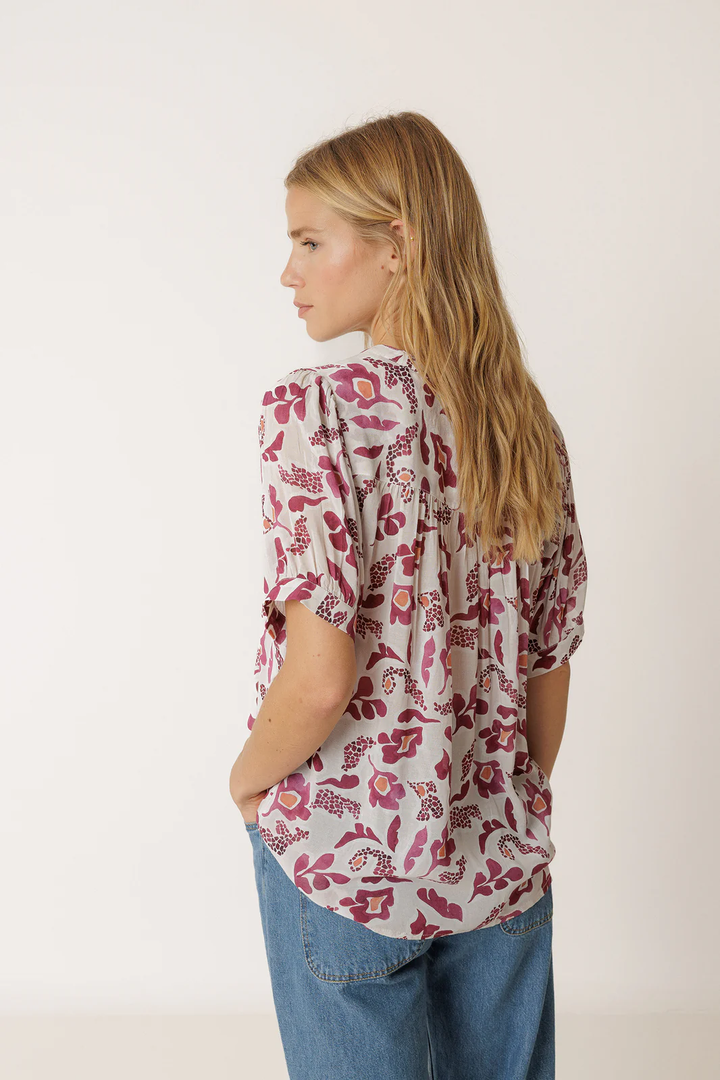 Flowy blouse with a floral print