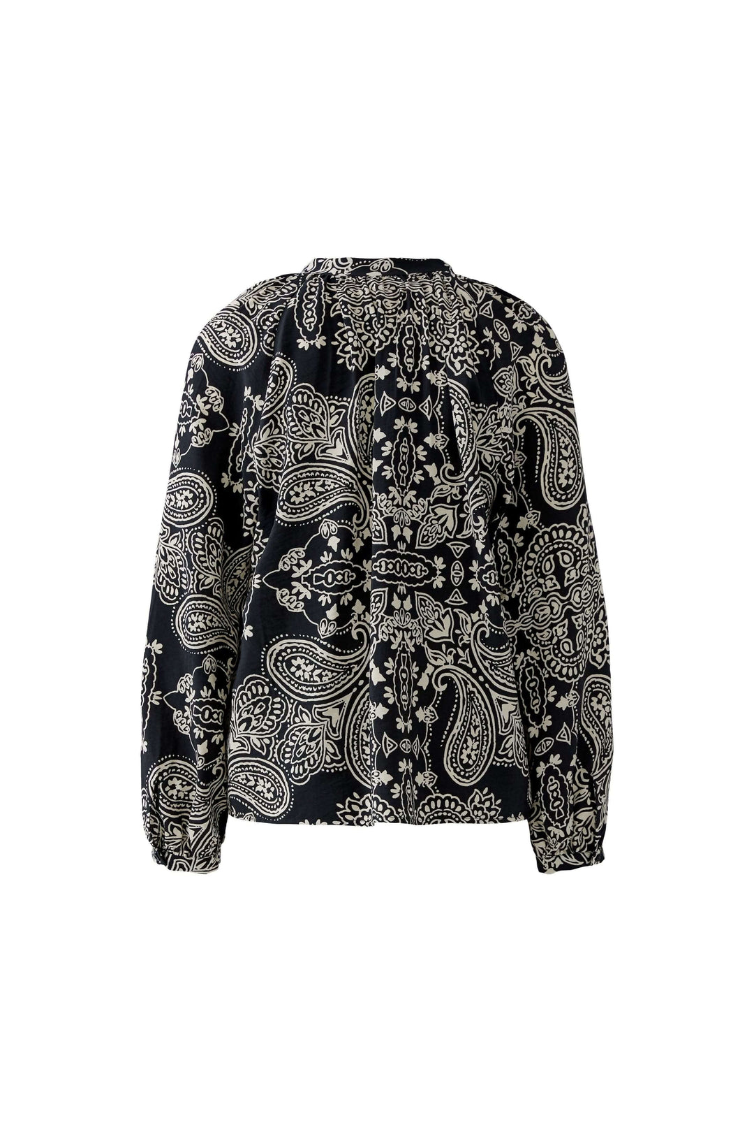 Blouse fluide imprimé graphique avec motif bohème noir et blanc, manches longues et coupe droite pour une allure élégante.