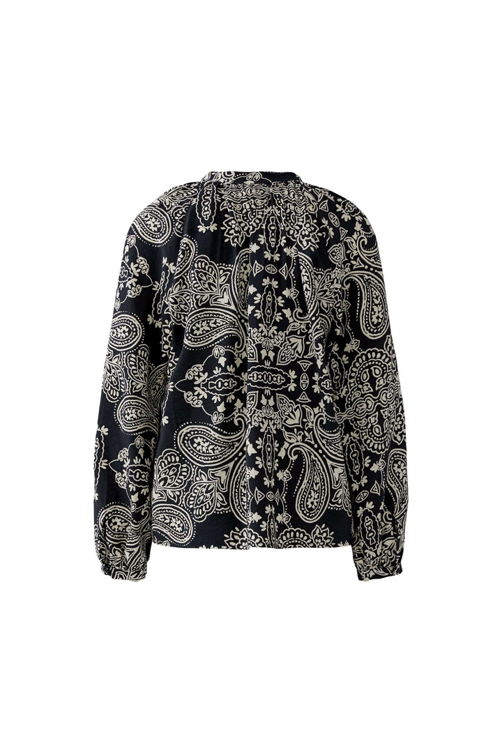Blouse fluide imprimé graphique avec motif bohème noir et blanc, manches longues et coupe droite pour une allure élégante.