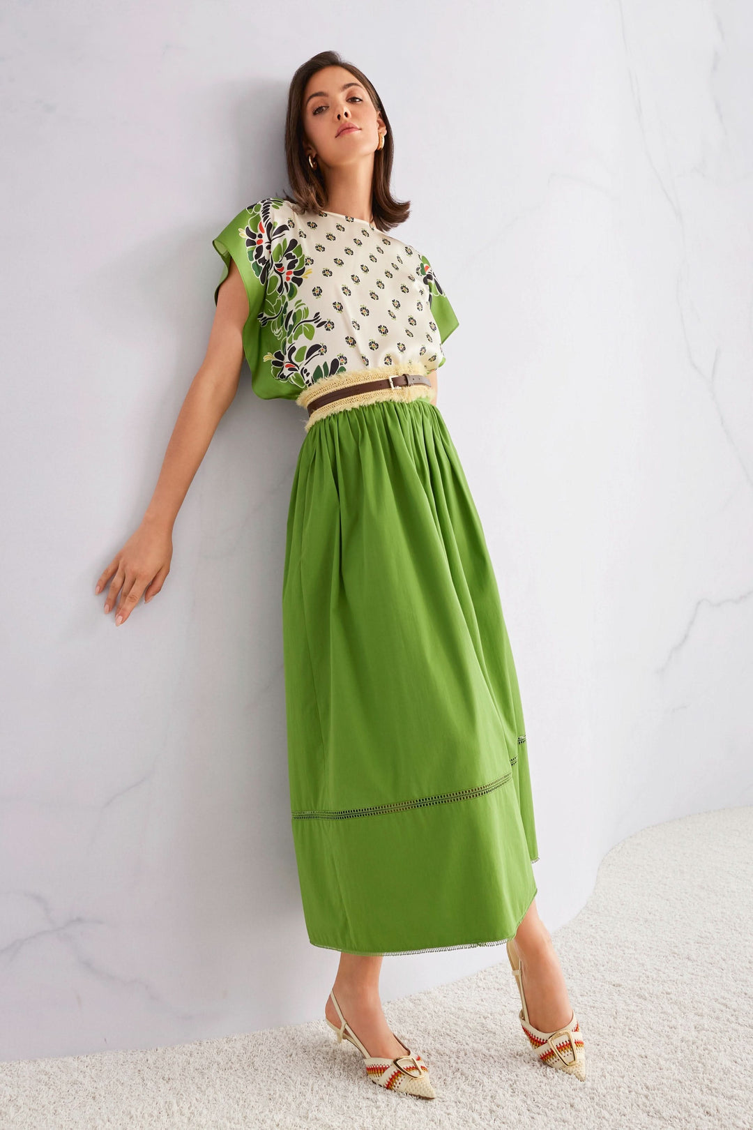 Robe longue verte avec haut imprimé floral et manches courtes amples porté par modèle.