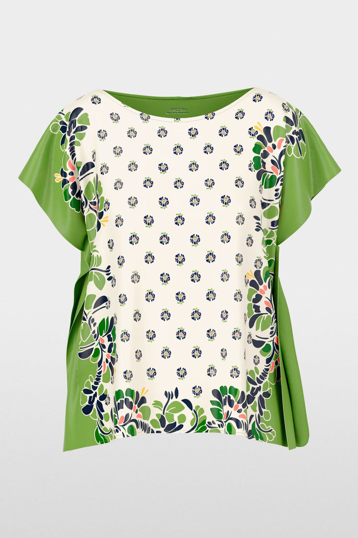 Blouse fluide imprimée avec motifs artistiques et manches courtes sur fond clair et vert, élégante et polyvalente.