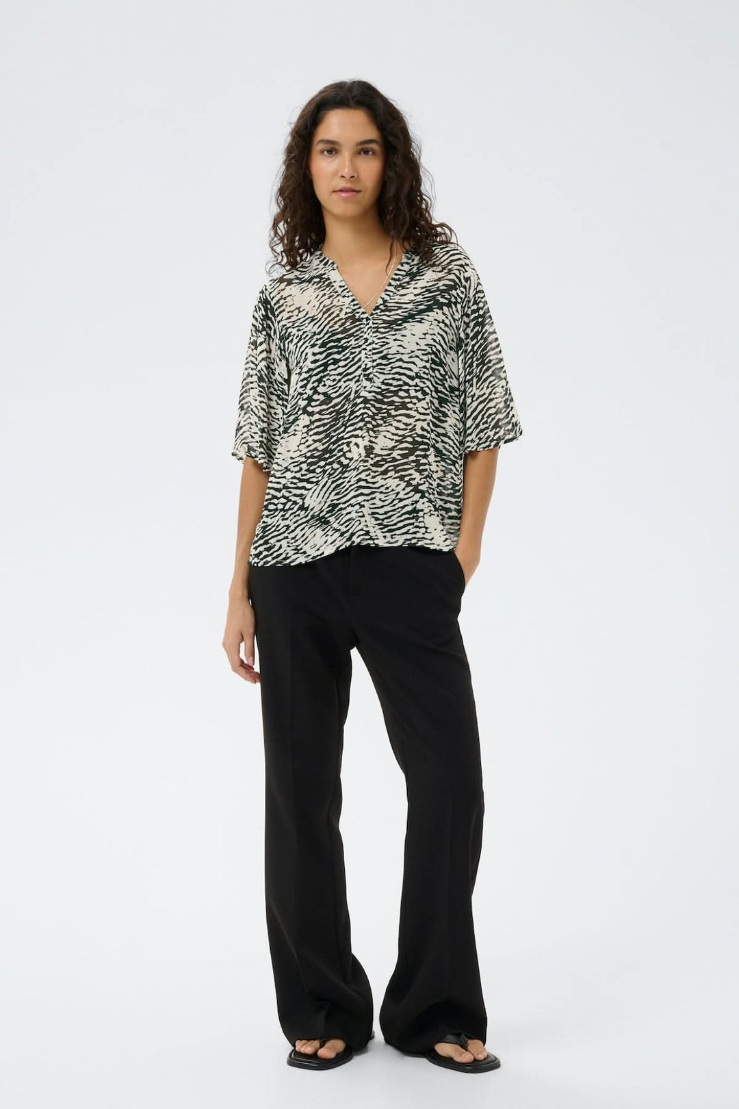 Blouse fluide imprimée Lyon, manches larges, encolure en V, élégante, 100% viscose, confort quotidien.