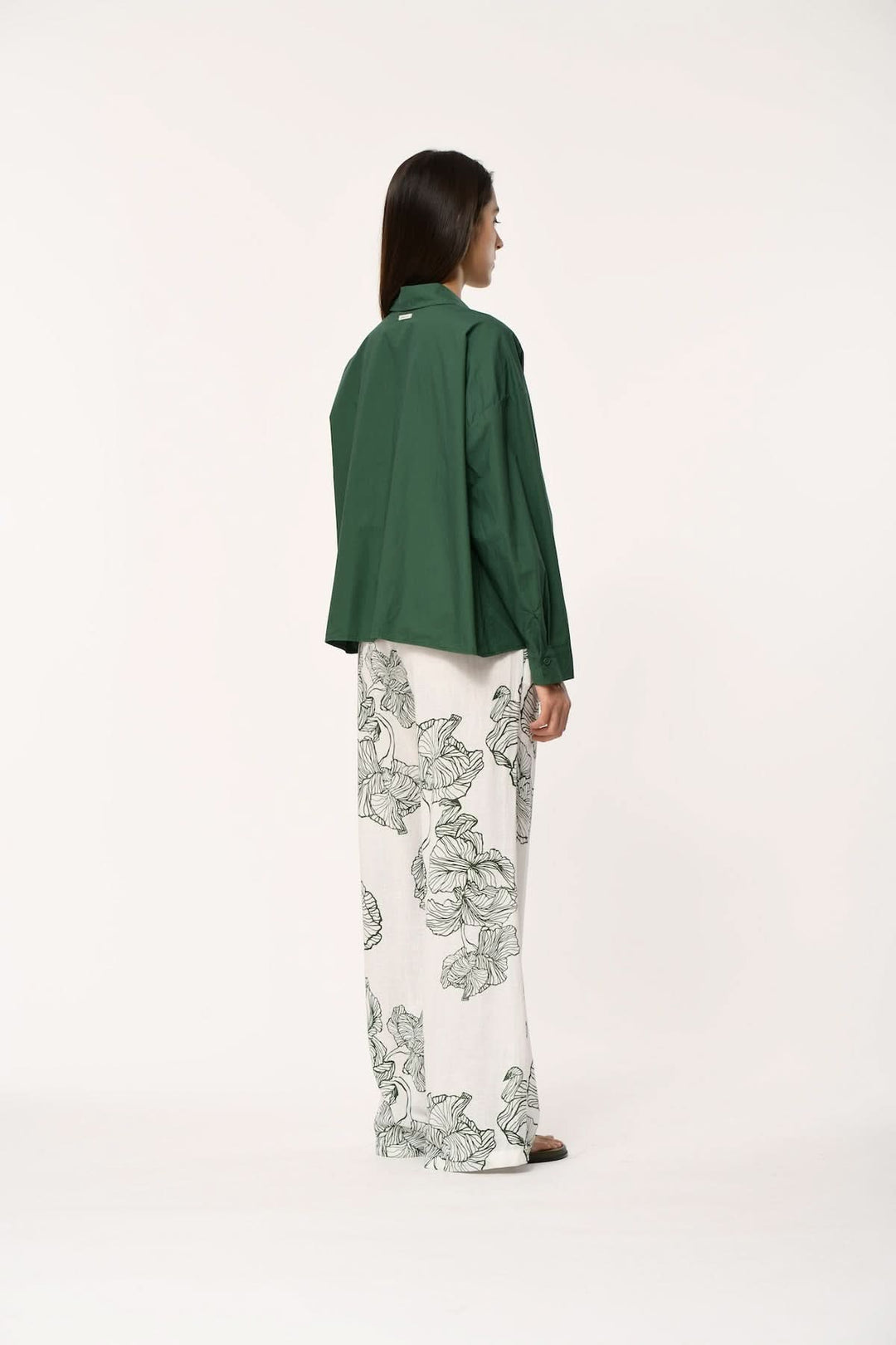Vue arrière de la Blouse fluide à manches longues BISMA, vert, avec jupe blanche imprimée fleuri.