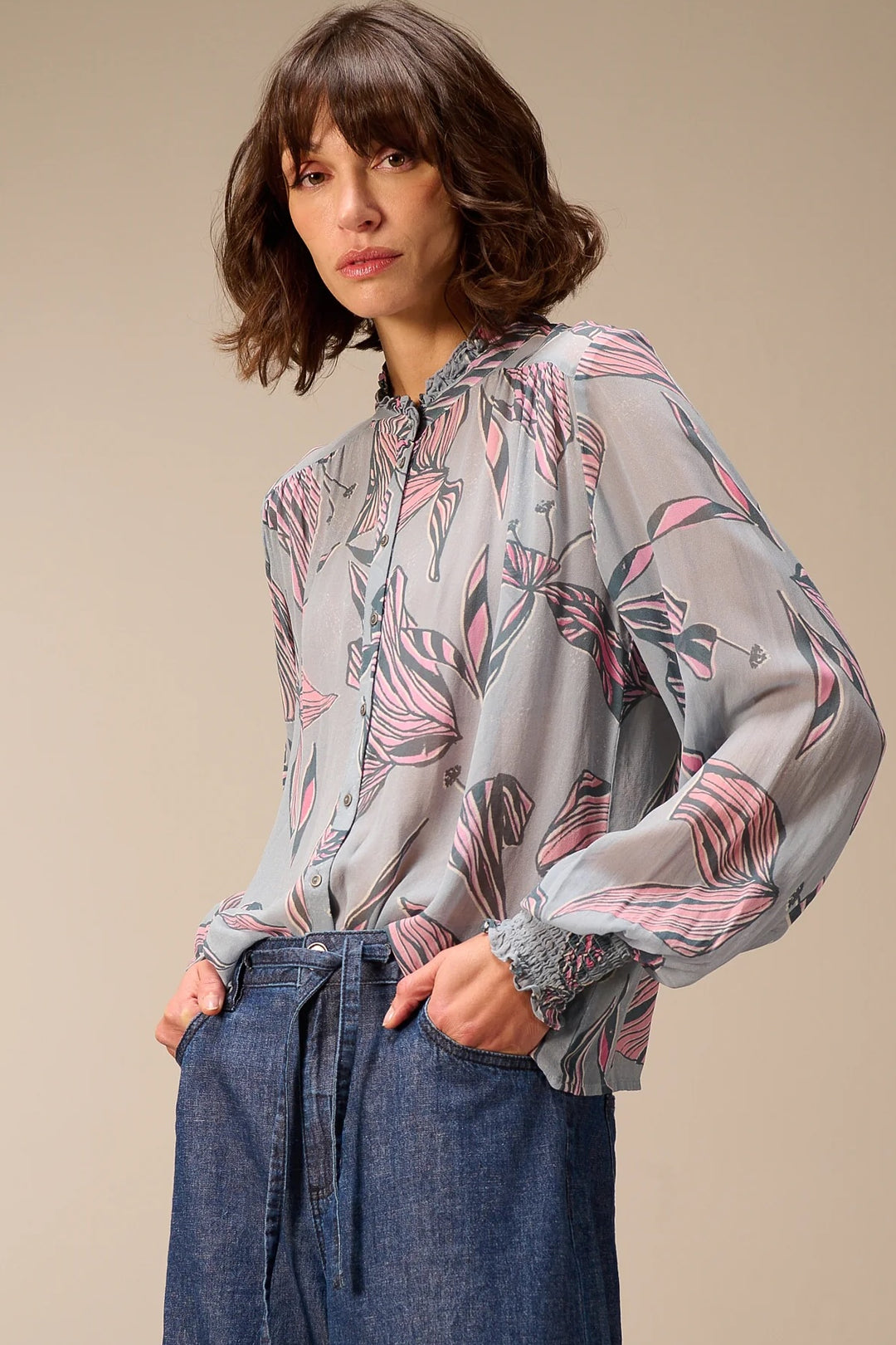 Blouse fluide à manches longues élégante avec imprimé floral et col montant, portée par mannequin, idéale pour la mi-saison
