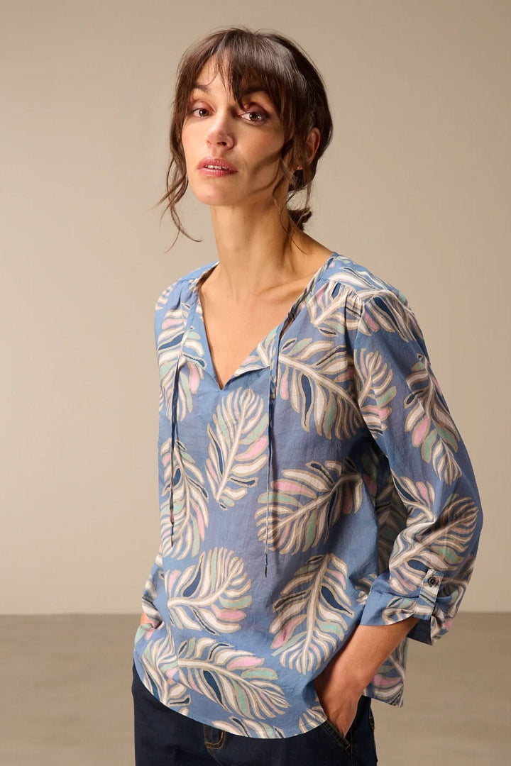Blouse fluide à manches longues avec motif de feuilles, coupe décontractée, encolure en V, parfaite pour un style élégant et polyvalent.