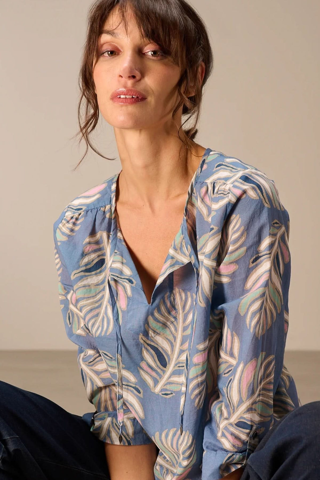 Blouse fluide à manches longues en tissu léger et confortable, idéale pour un style polyvalent et élégant au quotidien.