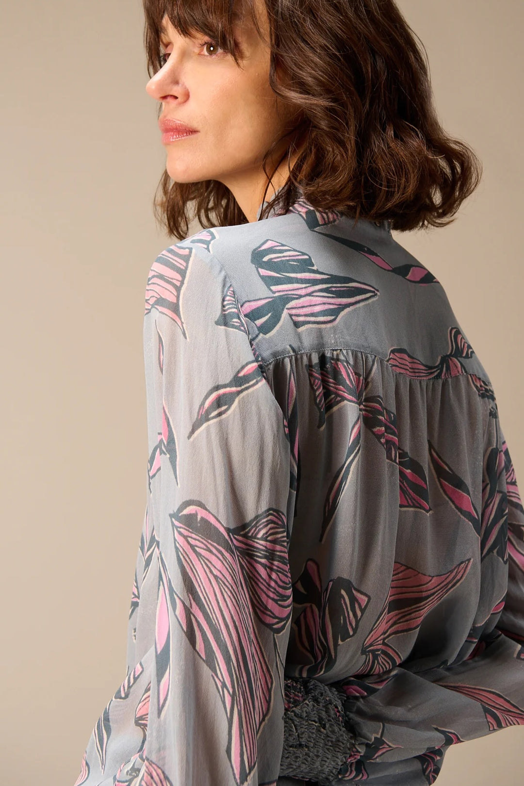 Blouse fluide à manches longues avec motif floral, vue de dos, élégante et féminine pour un style raffiné et confortable.