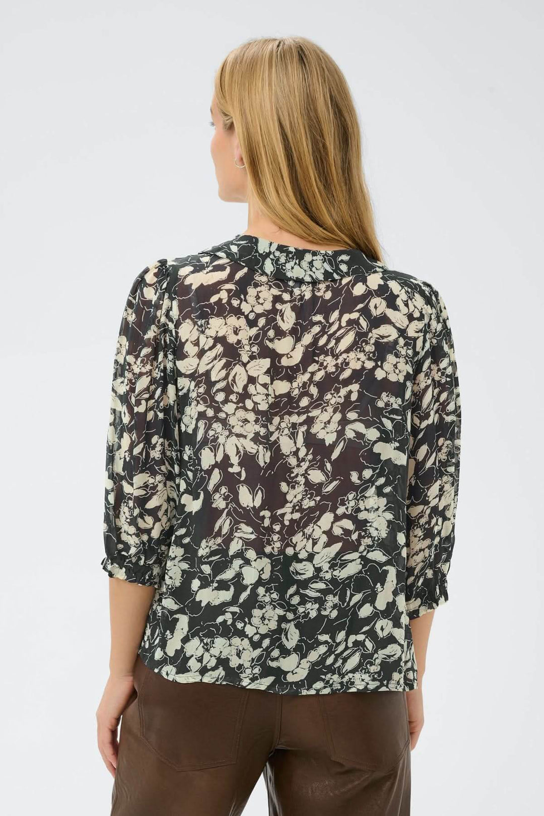 Vue arrière de la Blouse fluide à volants Alvia avec imprimé floral, élégante et féminine, parfaite pour un style raffiné au quotidien.