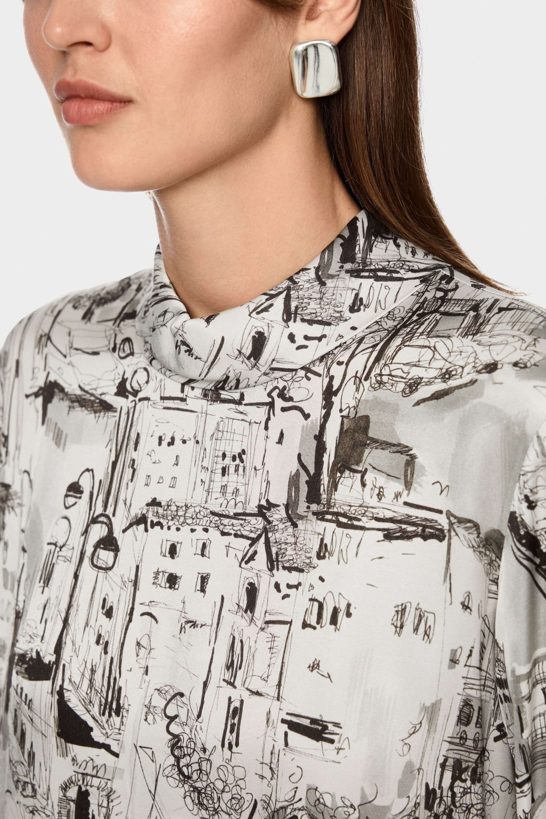 Blouse à imprimé CITY avec motif artistique urbain et col montant, montrant une élégance moderne pour un look dynamique et confortable.