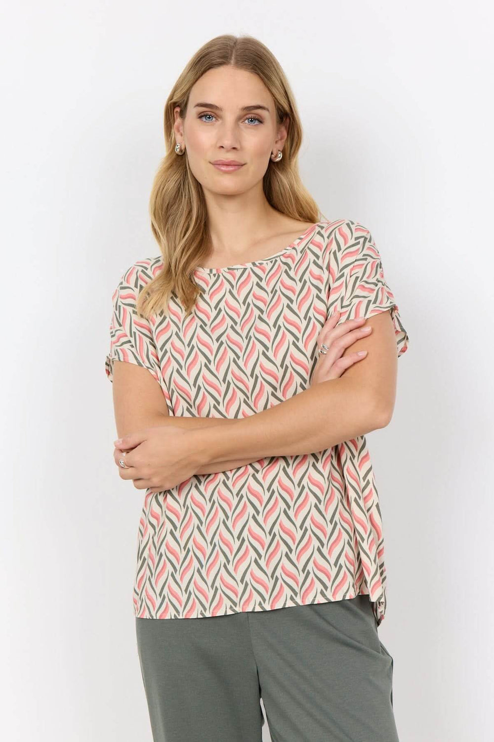 Blouse imprimée abstraite en viscose Ecovero, manches courtes, encolure ronde, portée avec un pantalon.