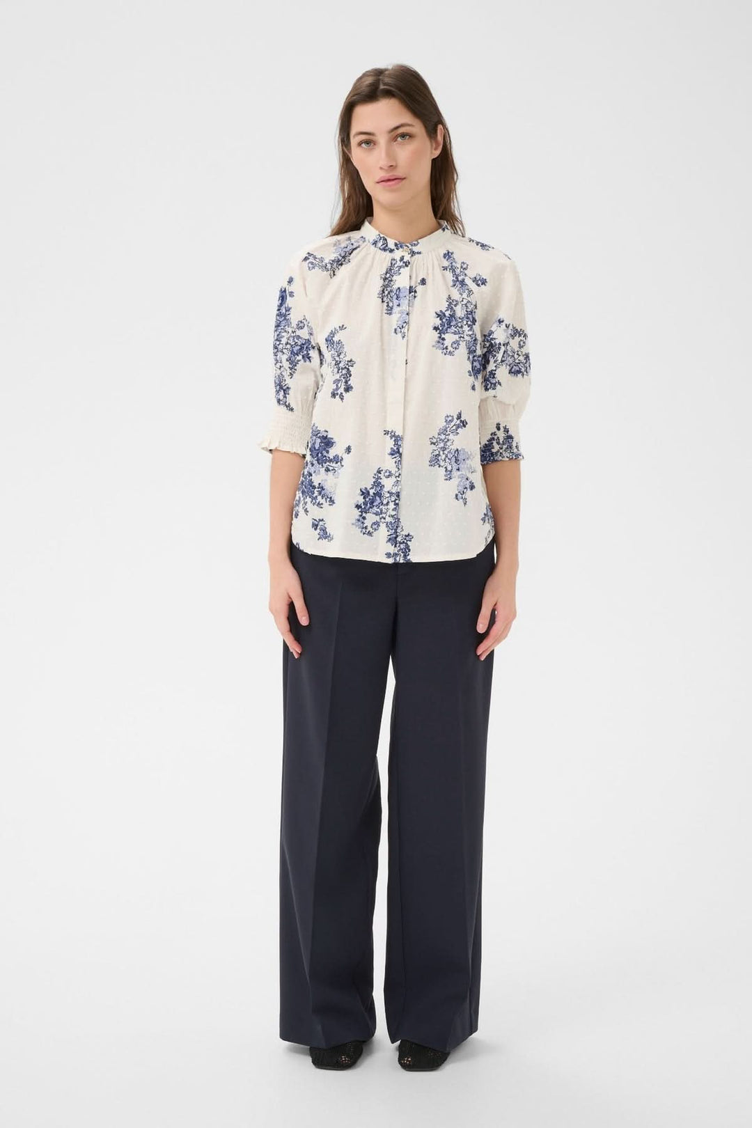 Blouse à imprimé floral Almeras élégante avec col montant froncé et manches bouffantes, idéale pour une silhouette féminine raffinée.