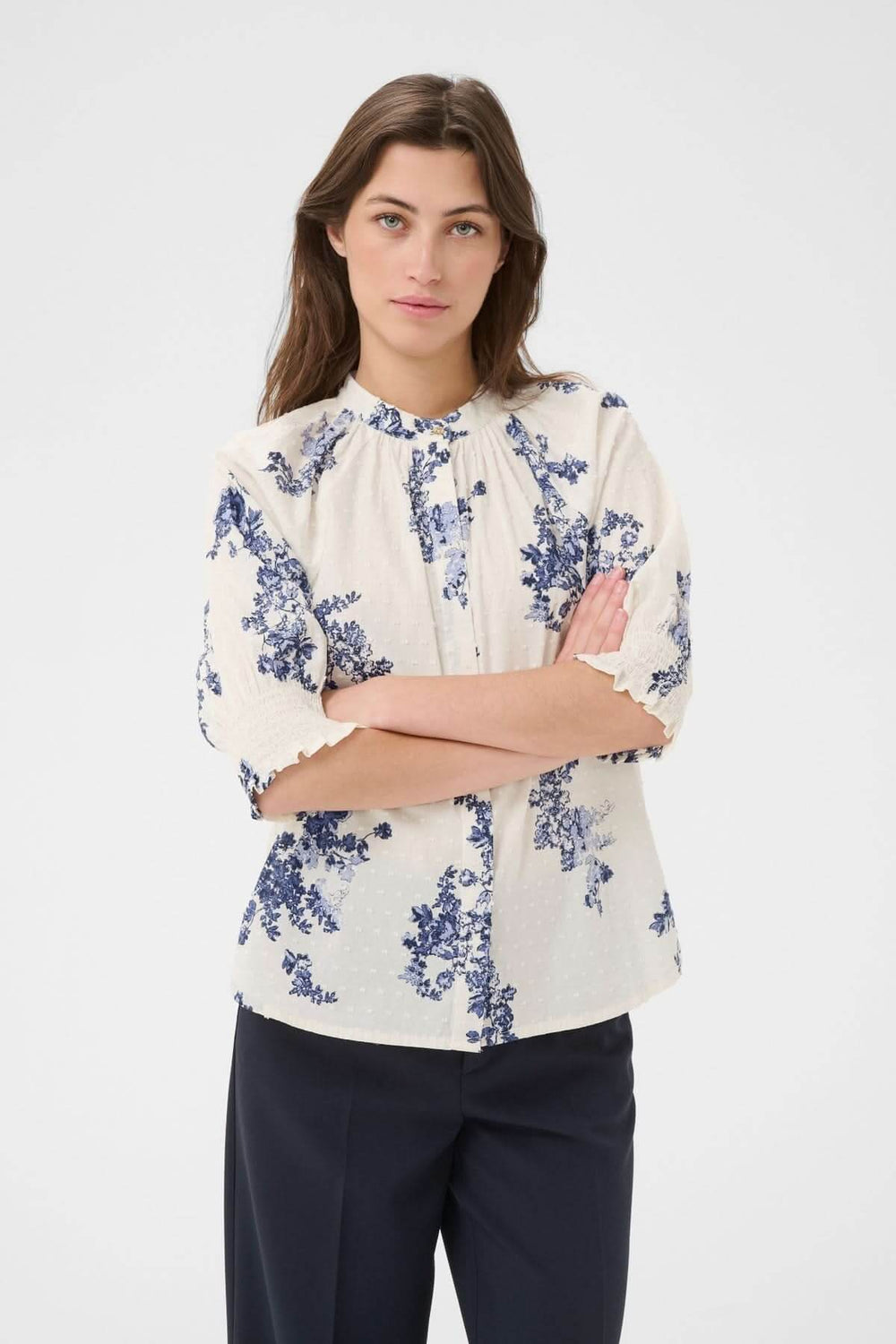 Blouse à imprimé floral Almeras élégante avec col montant, fronces délicates, manches bouffantes et coupe ample pour silhouette féminine.