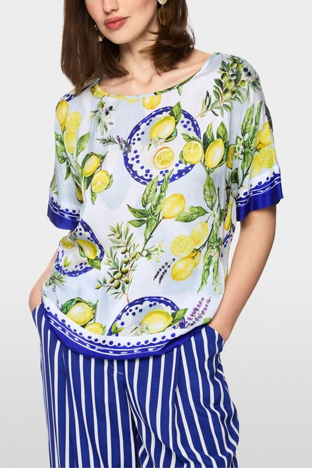 Blouse imprimé méditerranéen ample en viscose avec motifs de citrons et olives, manches mi-longues et col rond, style estival féminin.