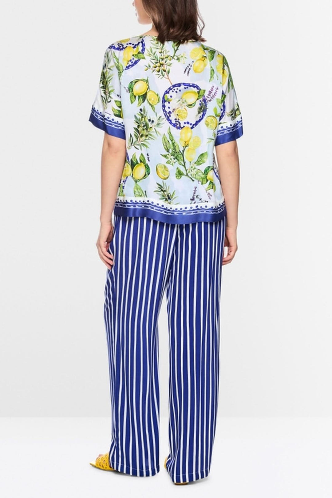 Blouse imprimé méditerranéen avec motifs citrons et olives, manches mi-longues, col rond. Viscose fluide, coupe large.