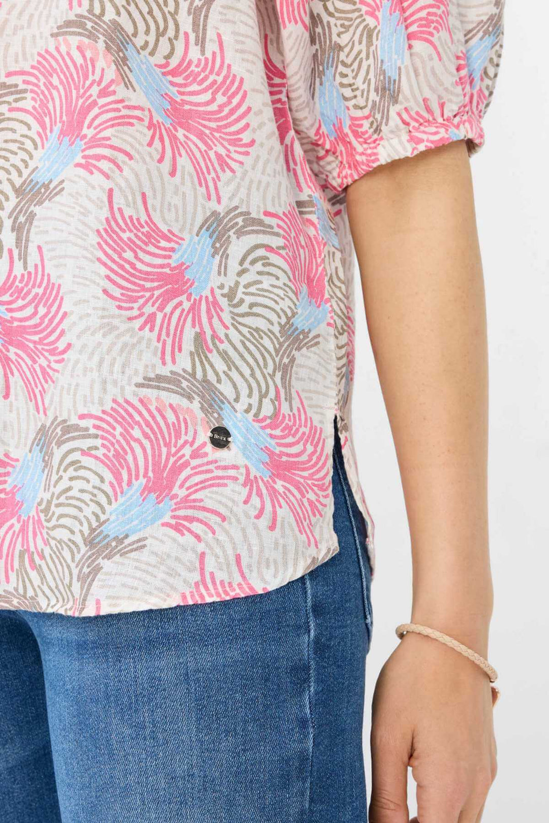 Blouse VIVA à motif floral en rose, bleu clair et taupe, avec coupe ample et fluide, parfaite pour l'été.